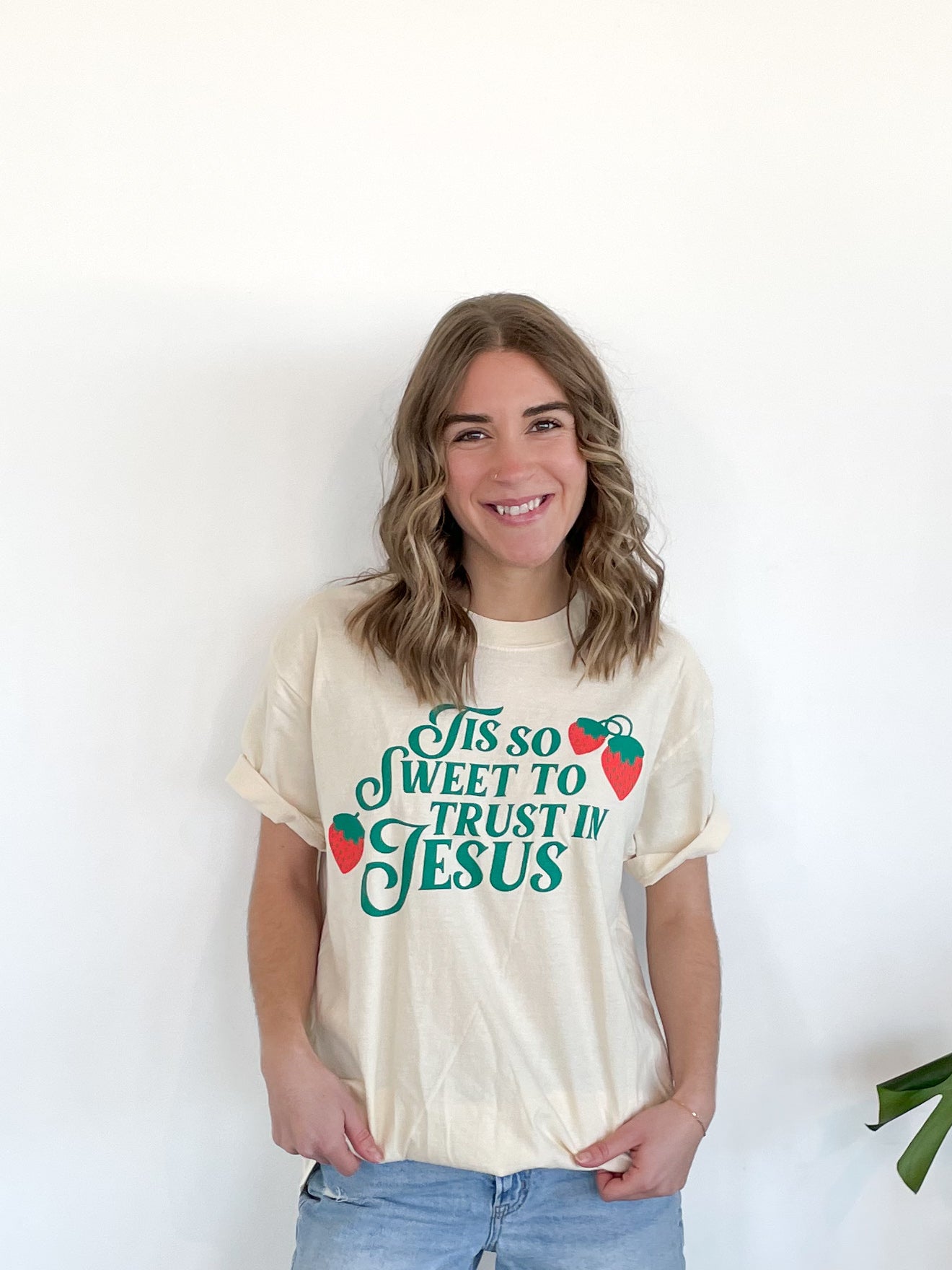 a woman wearing a t - shirt that says, yes to sweet to trust in