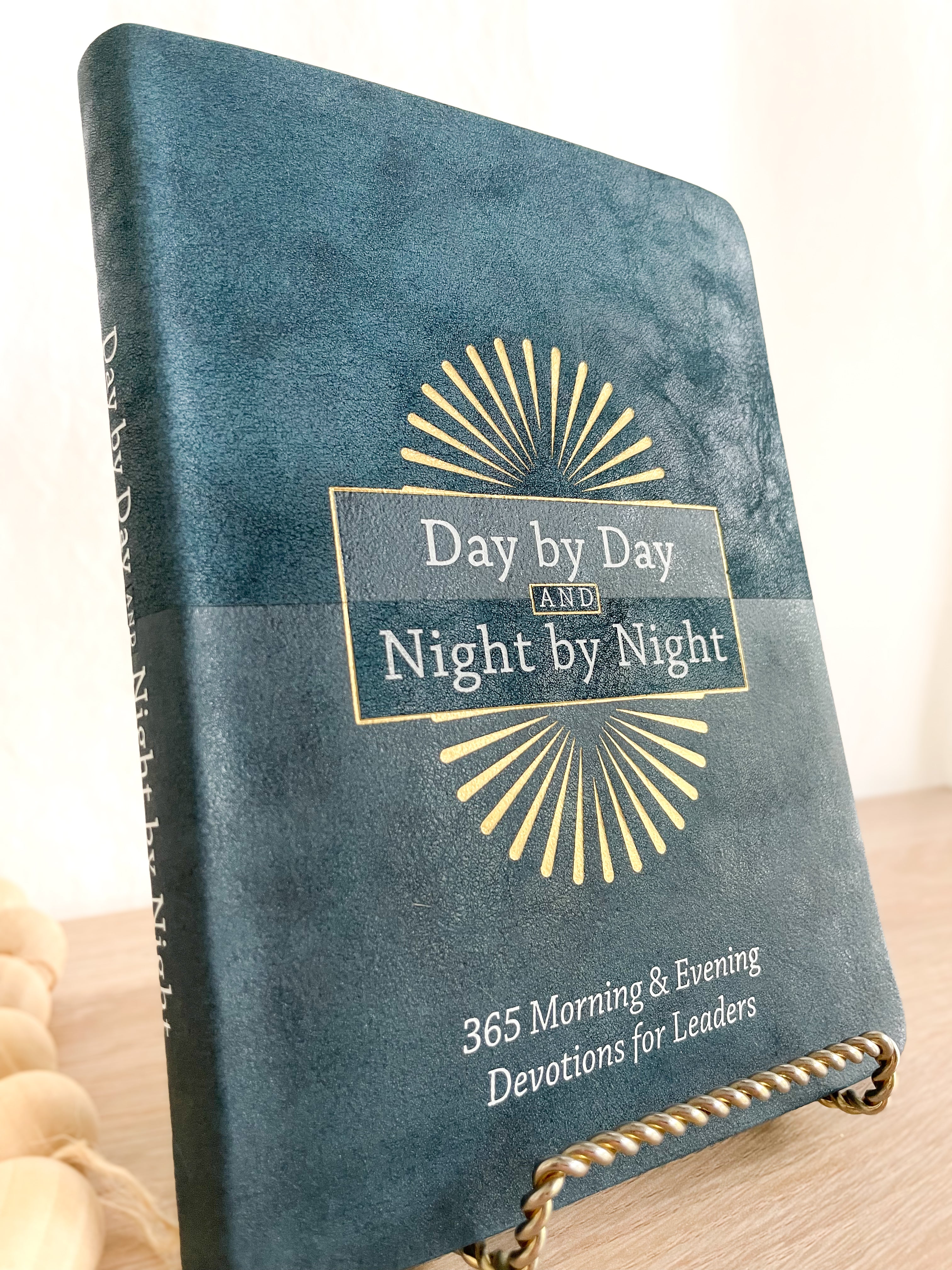 Day by Day and Night by Night - 365 Morning & Evening Devotions for Leaders